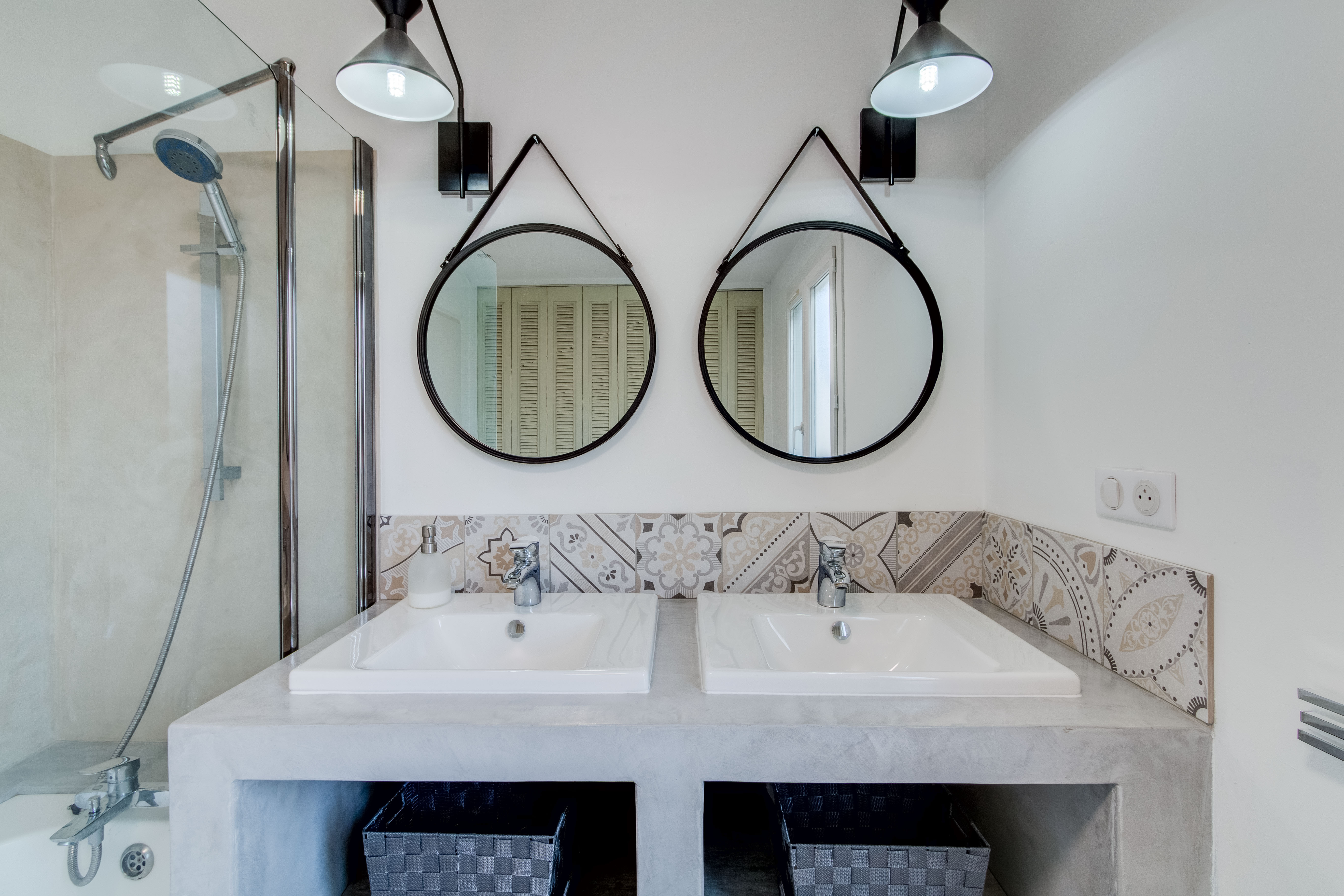 Salle de bain décoration meuble double vasque et miroirs Arti's Design Saint Martin de Crau Bouches du Rhône